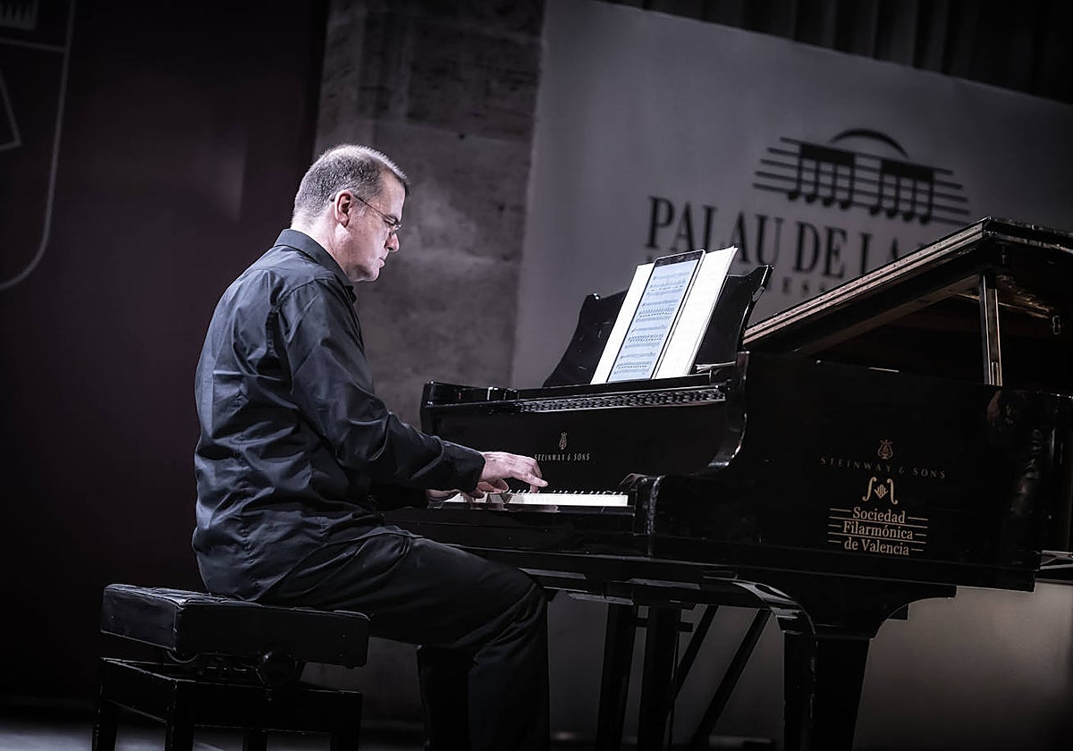 Imagen del pianista Carlos Apellániz durante uno de sus conciertos