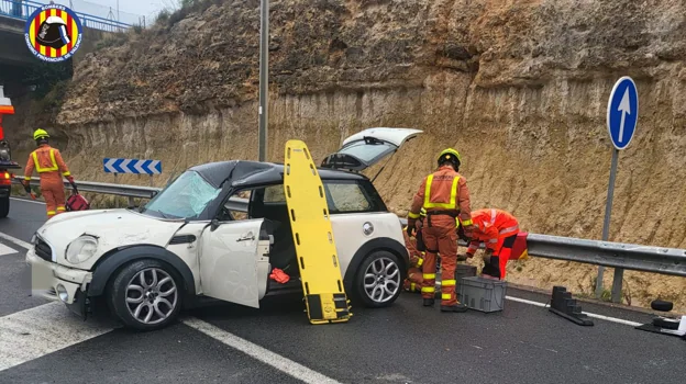 El vehículo accidentado en el que los bomberos rescataron a un herido.