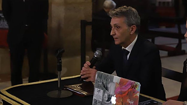 El bordador José Luis Guerra, durante la presentación de los faldones de Ánimas
