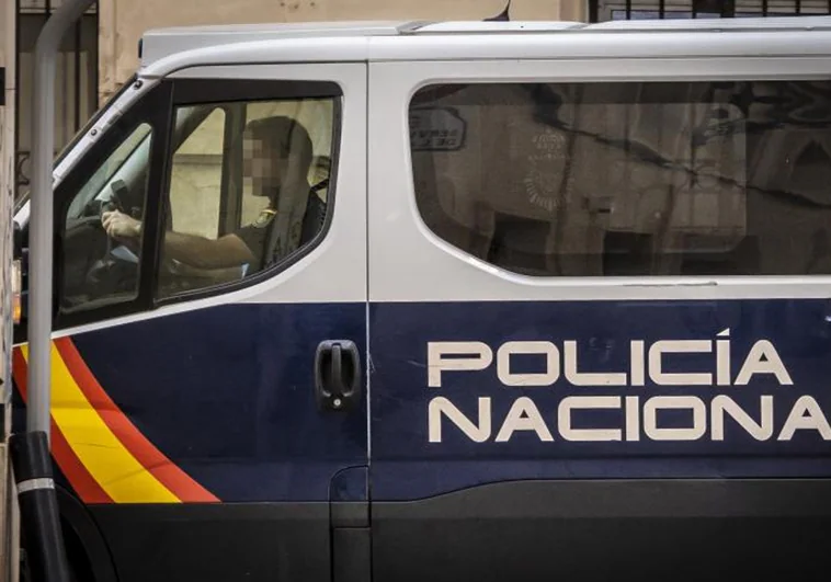 Imagen de archivo de un furgón policial a la entrada de los Juzgados de Alicante