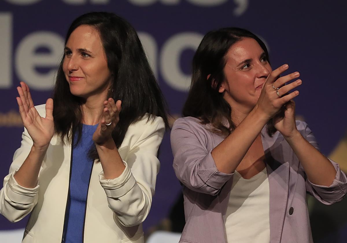 La líder de Podemos y ministra de Derechos Sociales, Ione Belarra, junto a la ministra de Igualdad, Irene Montero