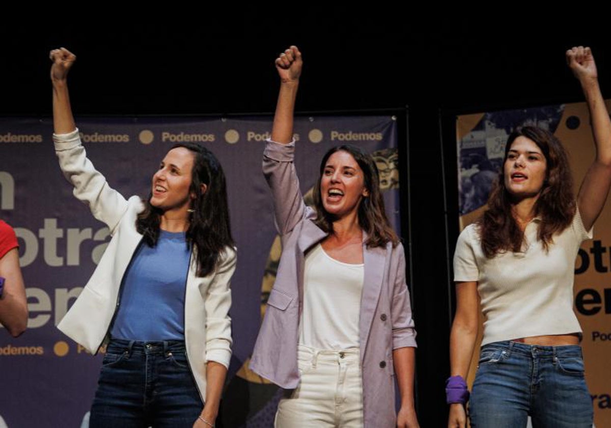 Las ministras en funciones y líderes de Podemos, Ione Belarra e Irene Montero, junto a la coportavoz del partido, Isa Serra, en el acto en el Círculo de Bellas de apertura de curso político