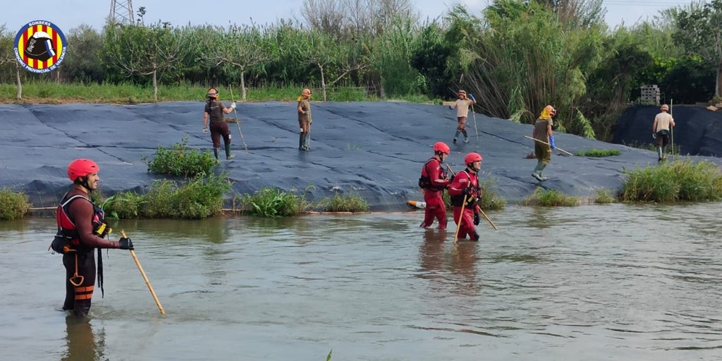 Interrumpen hasta el lunes la búsqueda del desaparecido arrastrado por el agua en Paterna ante las fuertes lluvias Interrumpen hasta el lunes la búsqueda del desaparecido arrastrado por el agua en Paterna ante las fuertes lluvias