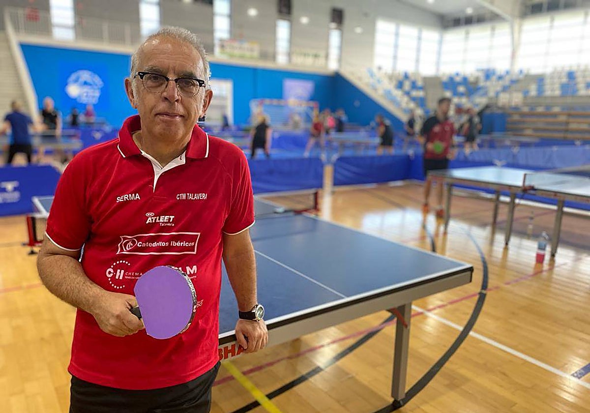 Pérez de Albéniz posa con una pala y una mesa de ping-pong