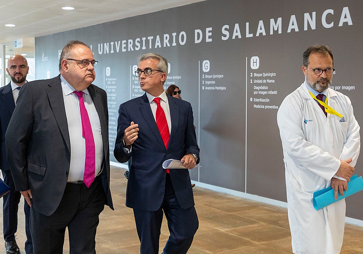 El consejero de Sanidad, durante su visita al Hospital de Salamanca