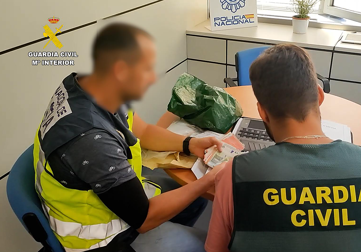 La operación incautó armas y dinero en efectivo fruto de los asaltos