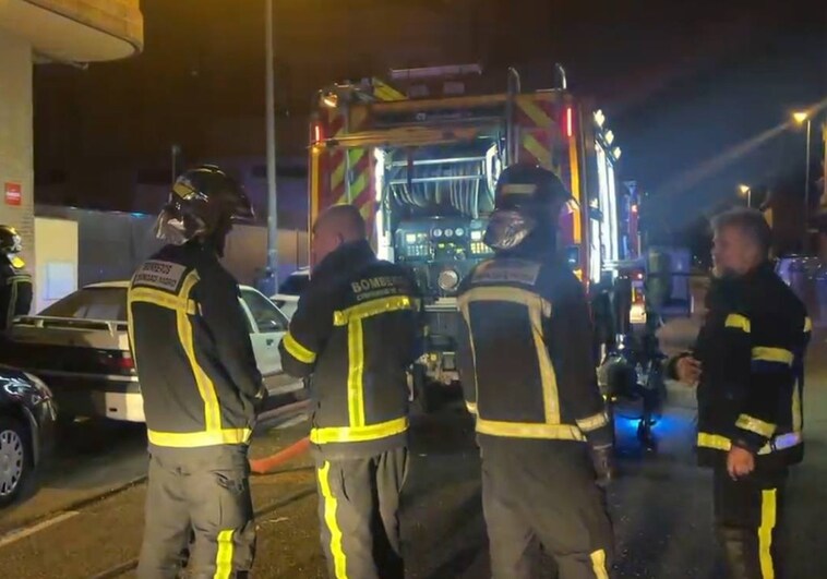 Bomberos de la Comunidad de Madrid durante las labores de extinción del incendio en un garaje de Alcalá de Henares