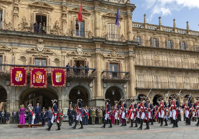 Cuatrocientas personas juran su compromiso con la bandera de España en la Plaza Mayor de Salamanca