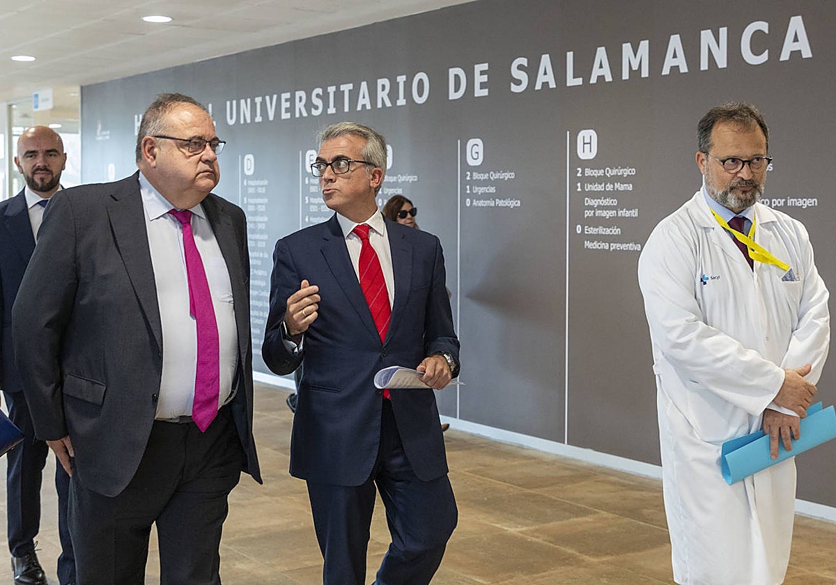 El consejero de Sanidad, Alejandro Vázquez, este lunes en el Hospital Universitario de Salamanca