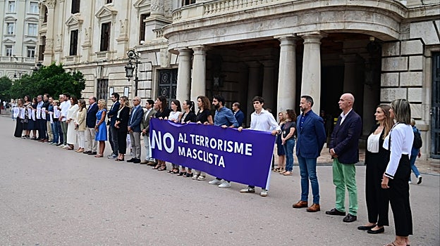 Imagen del minuto de silencio contra la violencia machista en el Ayuntamiento de Valencia