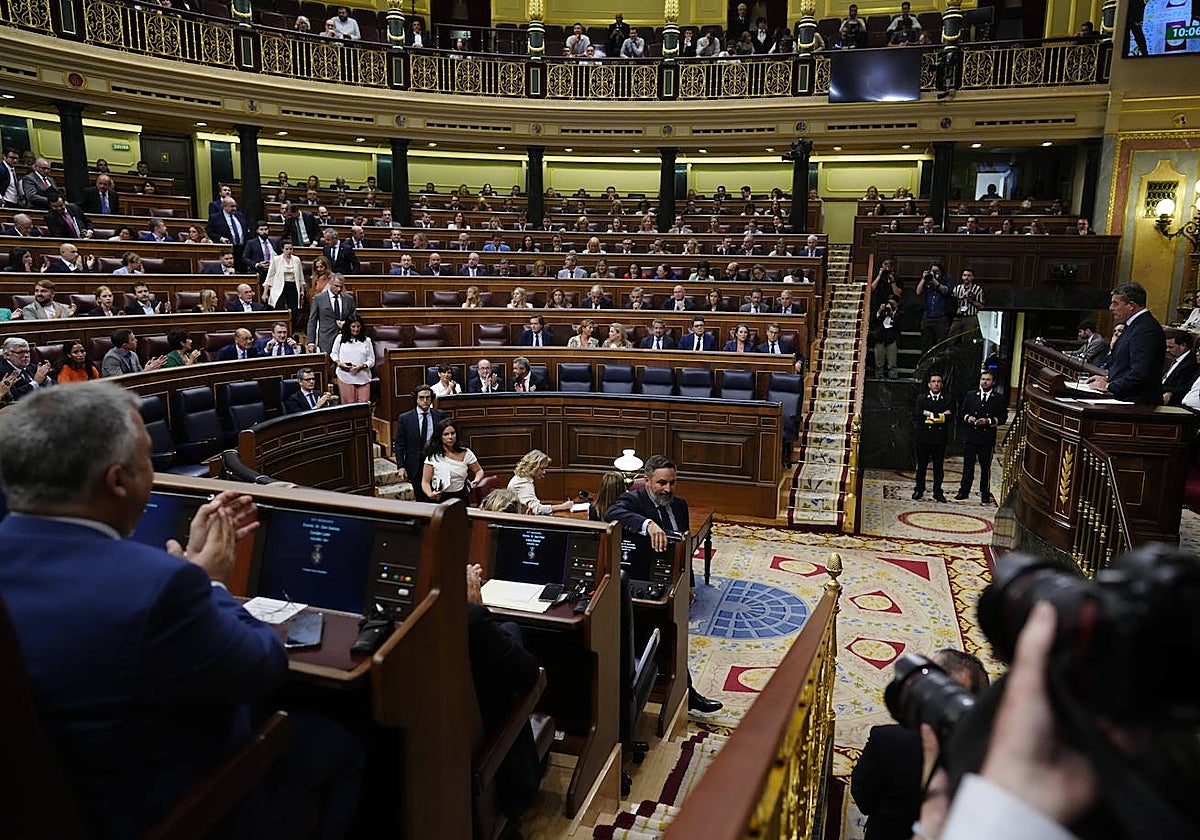 Los diputados de Vox abandonan el hemiciclo en protesta del uso de lenguas cooficiales y dejan sus pinganillos en el escaño de Pedro Sánchez