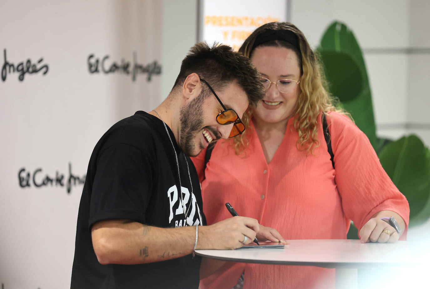 La concurrida firma de discos de Antonio José en Córdoba, en imágenes