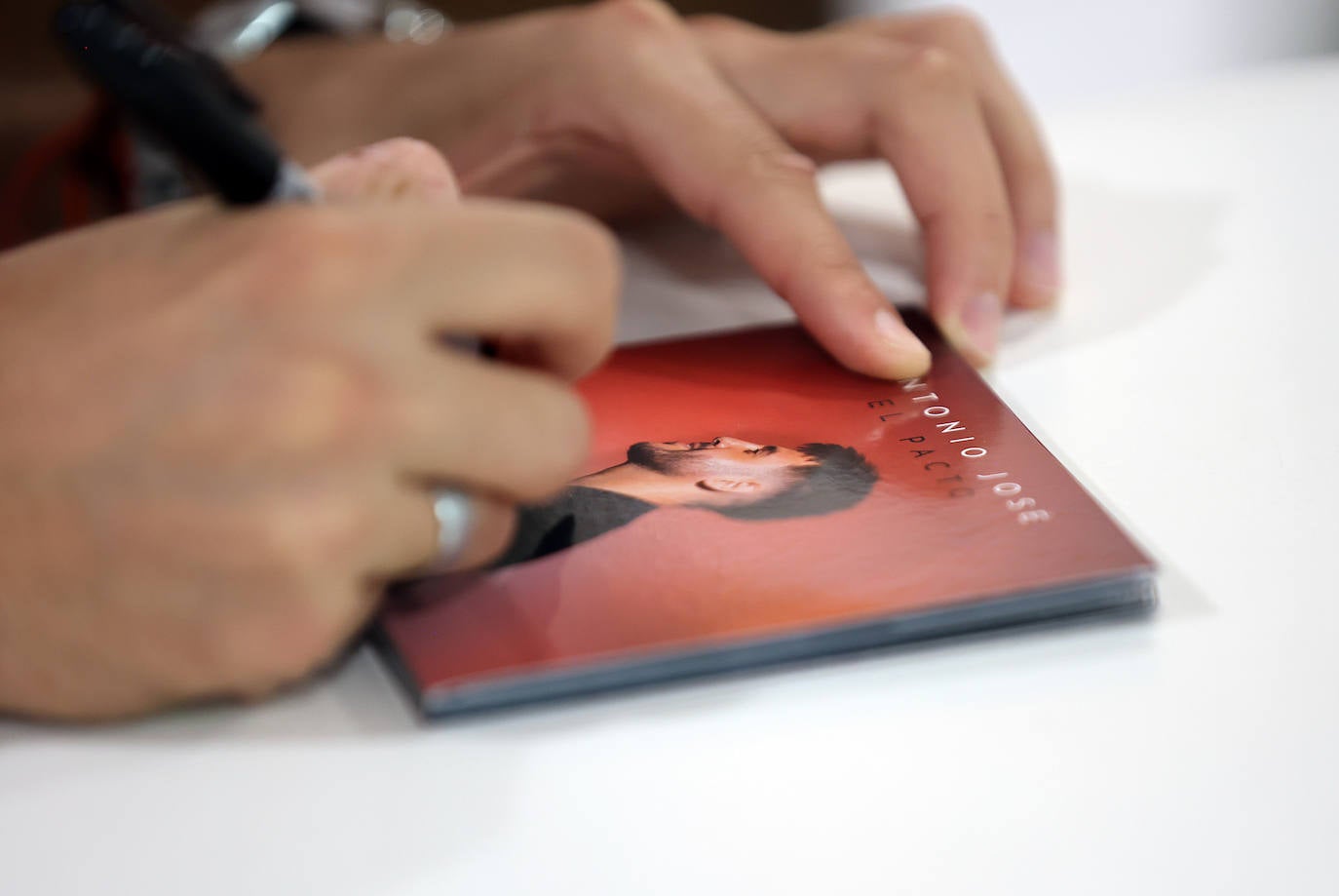 La concurrida firma de discos de Antonio José en Córdoba, en imágenes