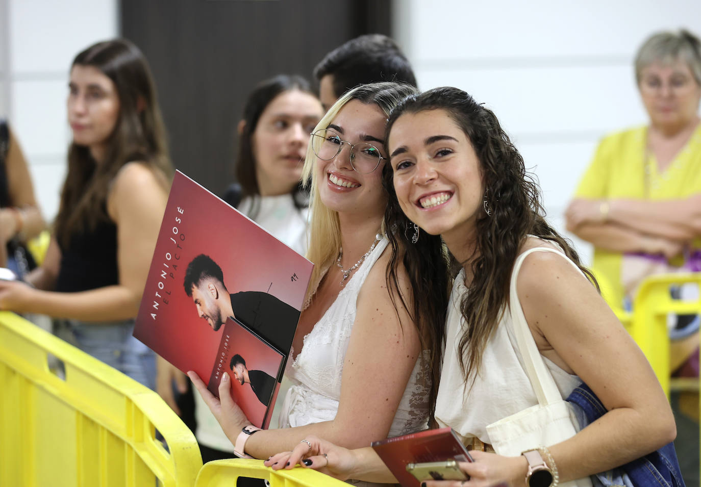 La concurrida firma de discos de Antonio José en Córdoba, en imágenes