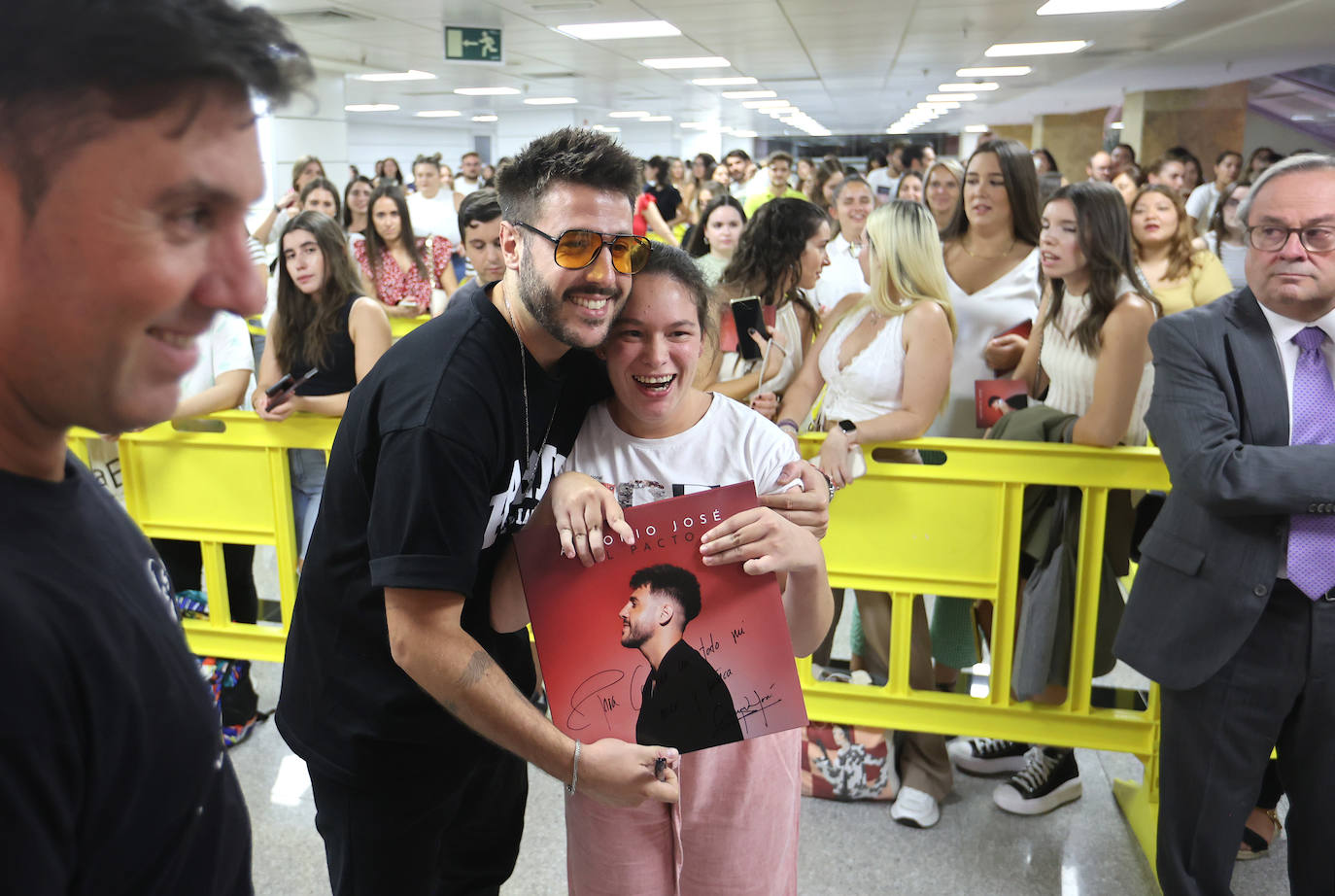 La concurrida firma de discos de Antonio José en Córdoba, en imágenes