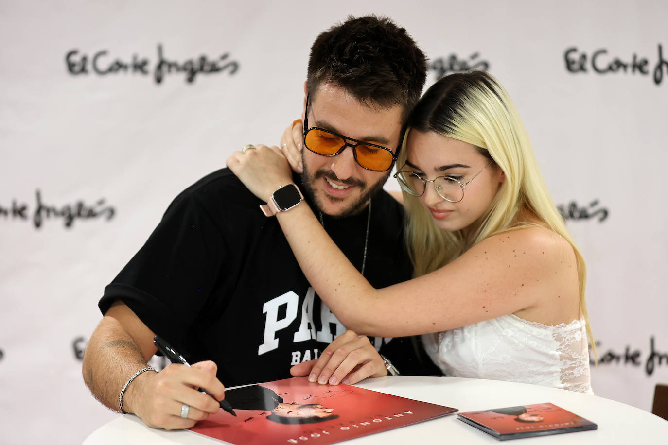 La concurrida firma de discos de Antonio José en Córdoba, en imágenes