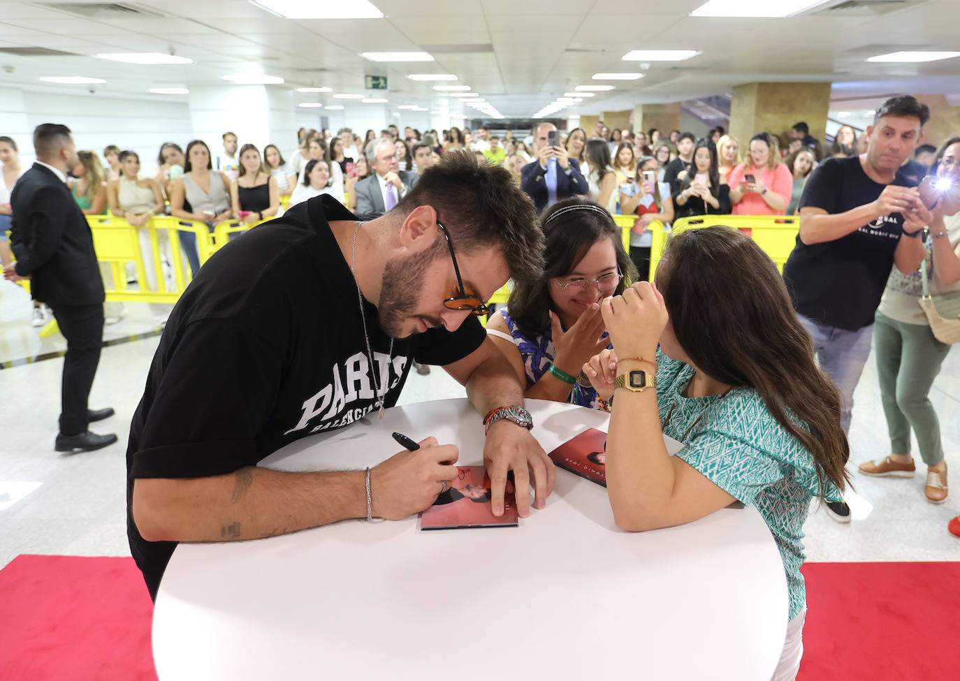 La concurrida firma de discos de Antonio José en Córdoba, en imágenes