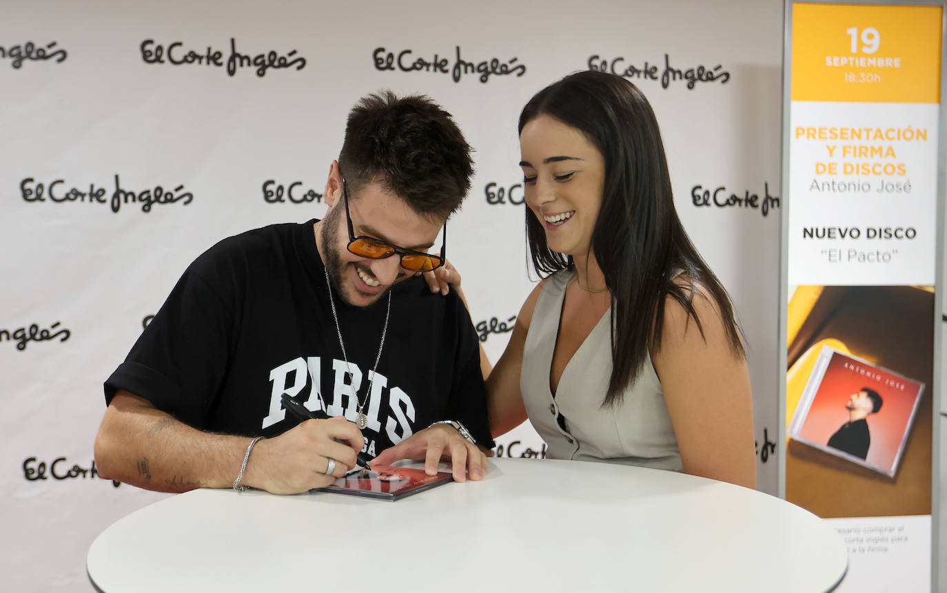 La concurrida firma de discos de Antonio José en Córdoba, en imágenes