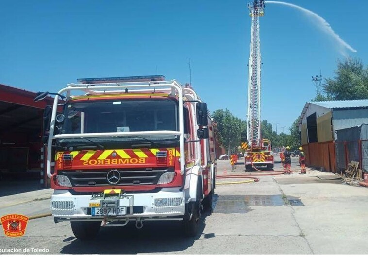 Los bomberos despliegan escaleras mecánicas para apagar el incendio