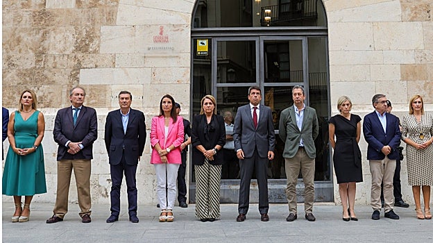 Minuto de silencio contra la violencia machista en el Palau de la Generalitat