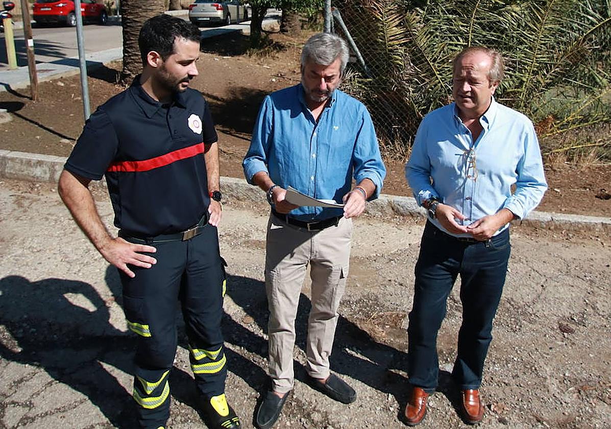 Torrico, junto a representantes del SEIS en los terrenos en los que se levantará el nuevo parque de bomberos