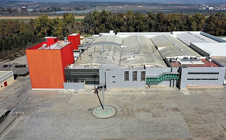 Imagen principal - La fábrica de El Carpio, a la que llegan los iconos de la multinacional de la animación, es la más grande que posee Pastas Gallo en todo el territorio nacional. Se trata de la antigua Fábrica de Harinas de El Carpio, que el fundador de Pastas Gallo, José Espona, adquirió en 1958 para utilizarla como planta de transformación del cereal en pasta. Se trata, además, de una de las más potentes de España, con capacidad para moler unas 400 toneladas diarias de trigo en el proceso para convertirlo en pasta alimenticia.