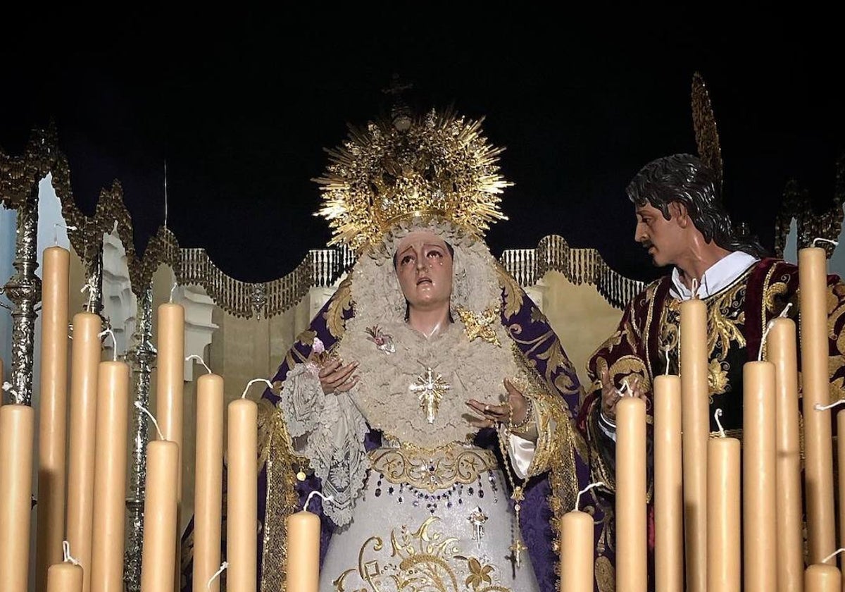 Nuestra Señora y Madre de los Desamparados y San Juan, dispuestos en veneración en el palio, en la iglesia de Santiago