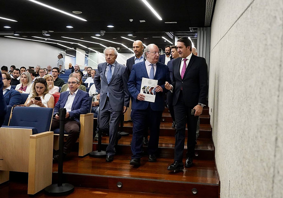 El consejero de Medio Ambiente, Vivienda y Ordenación del Territorio, Juan Carlos Suárez-Quiñones, inaugura la jornada ''La descarbonización en sectores estratégicos de Castilla y León'', organizada por las asociaciones AEICE, FACYL, Vitartis y A3