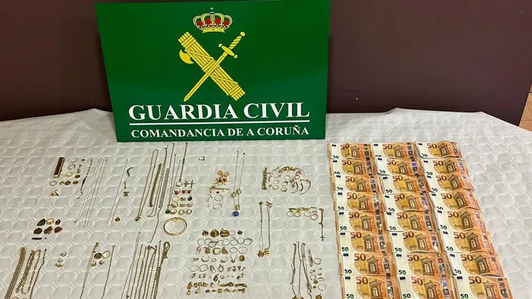 Cuatro detenidos por robar objetos por valor de más de 143.000 euros en iglesias y viviendas gallegas