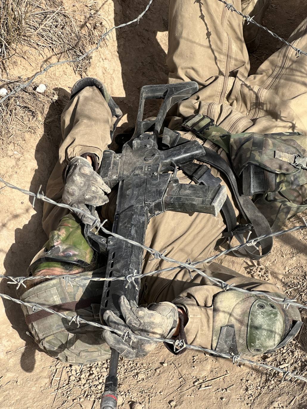 Leonor de Borbón, bajo el espino, durante uno de los ejercicios de su formación militar