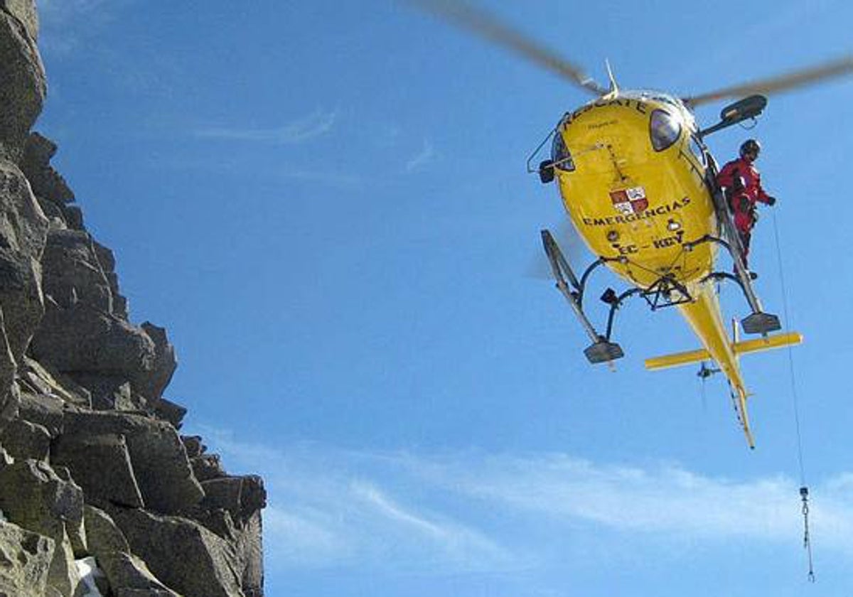 Rescate en la montaña a cargo del grupo de la Agencia de Protección Civil de Castilla y León.