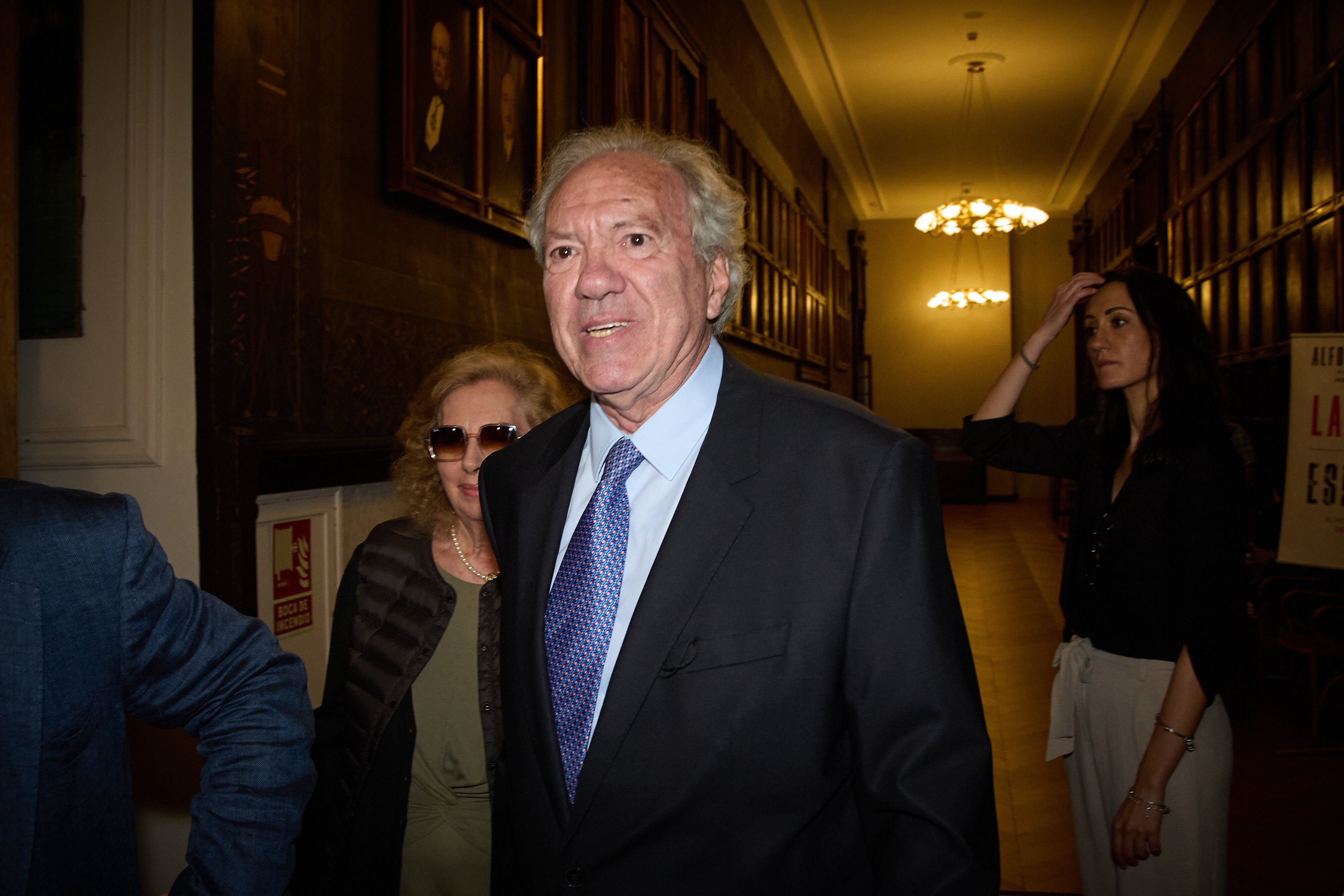 El exministro del Interior José Barrionuevo a su llegada a la presentación del libro de Alfonso Guerra.