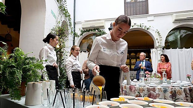 Marta Navero durante el curso de Hostelería en las instalaciones de Bodegas Campos