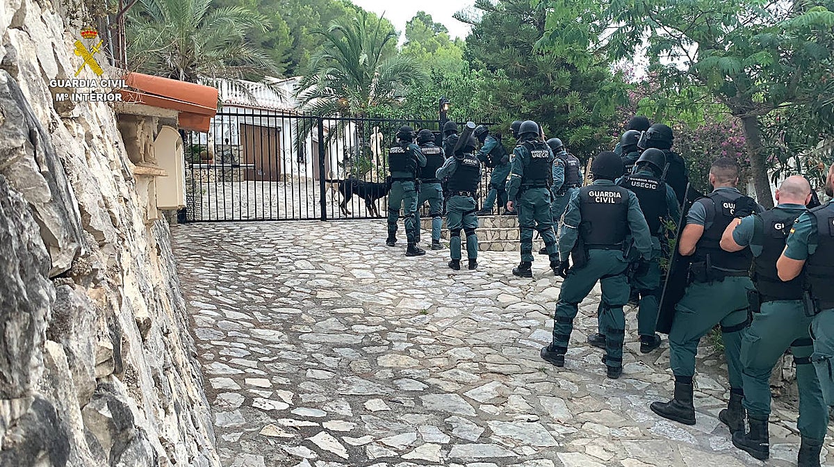 Imagen de la redada contra la droga llevada a cabo por agentes de la Guardia Civil