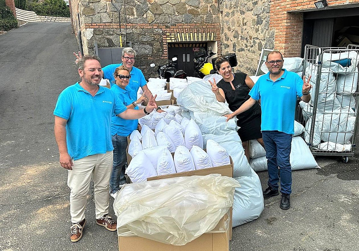 Los voluntarios, con el material donado por el Parador de Toledo