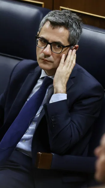 El ministro de Presidencia en funciones, Félix Bolaños, escucha por el auricular la intervención de los diputados en el primer pleno del Congreso