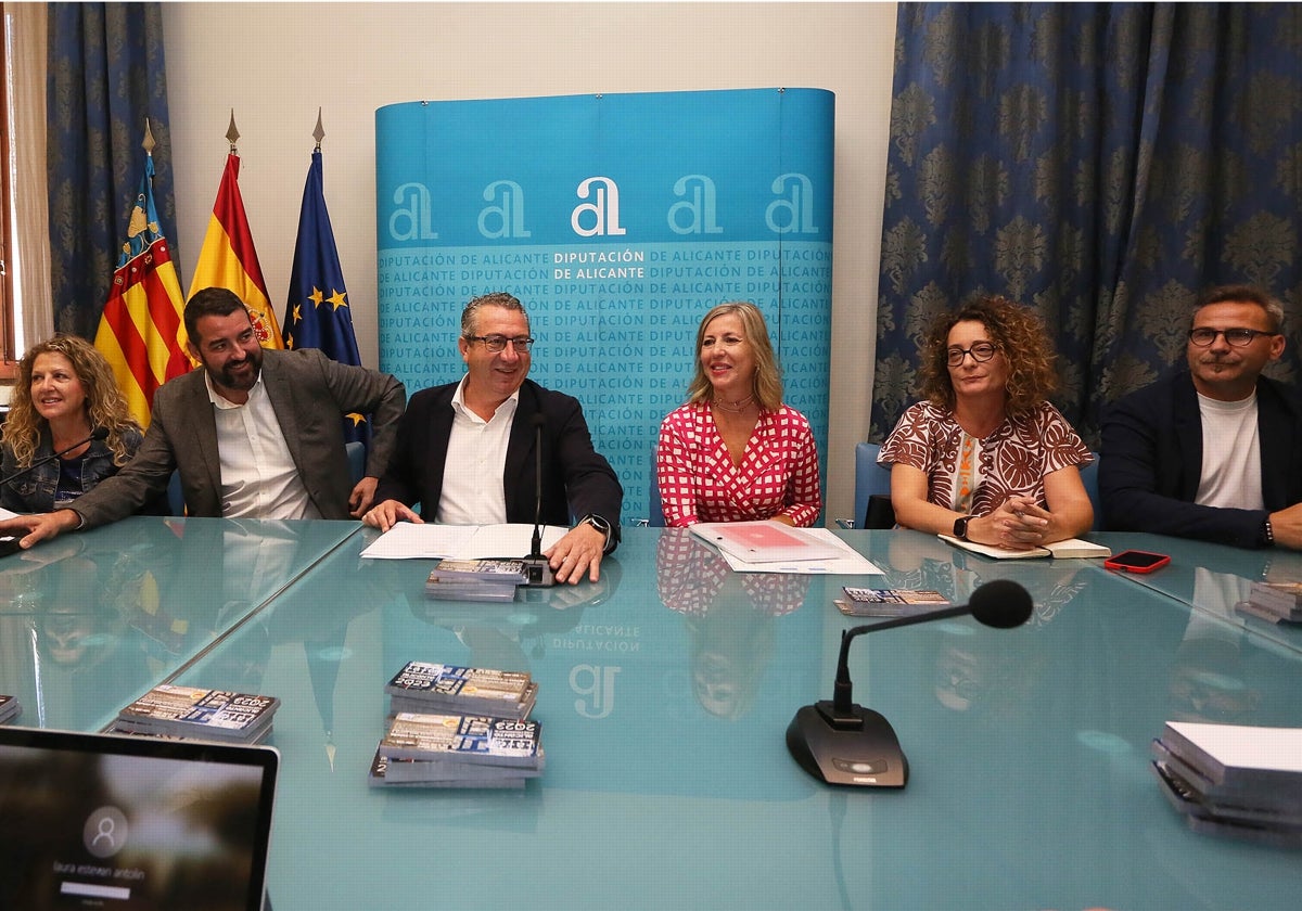 El presidente de la Diputación de Alicante, Toni Pérez, en la reunión de este miércoles con alcaldes, concejales y técnicos sobre la Feria Alicante Gastronómica.