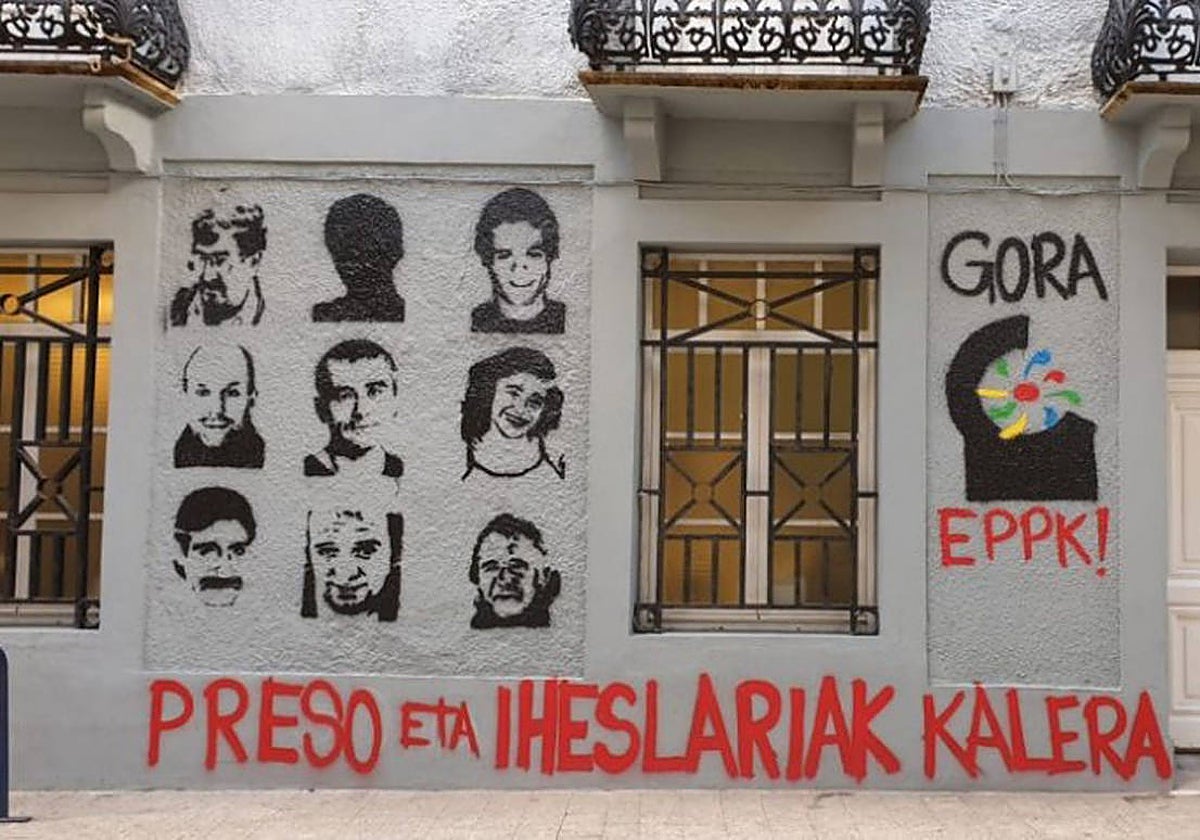 Una pintada a favor de los presos de ETA en una imagen de archivo