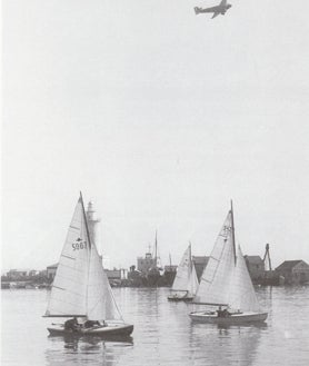 Imagen secundaria 2 - Visita del Rey Alfonso XIII en 1904; instalaciones del club en la década de los 60 y regata en el puerto en los años 40