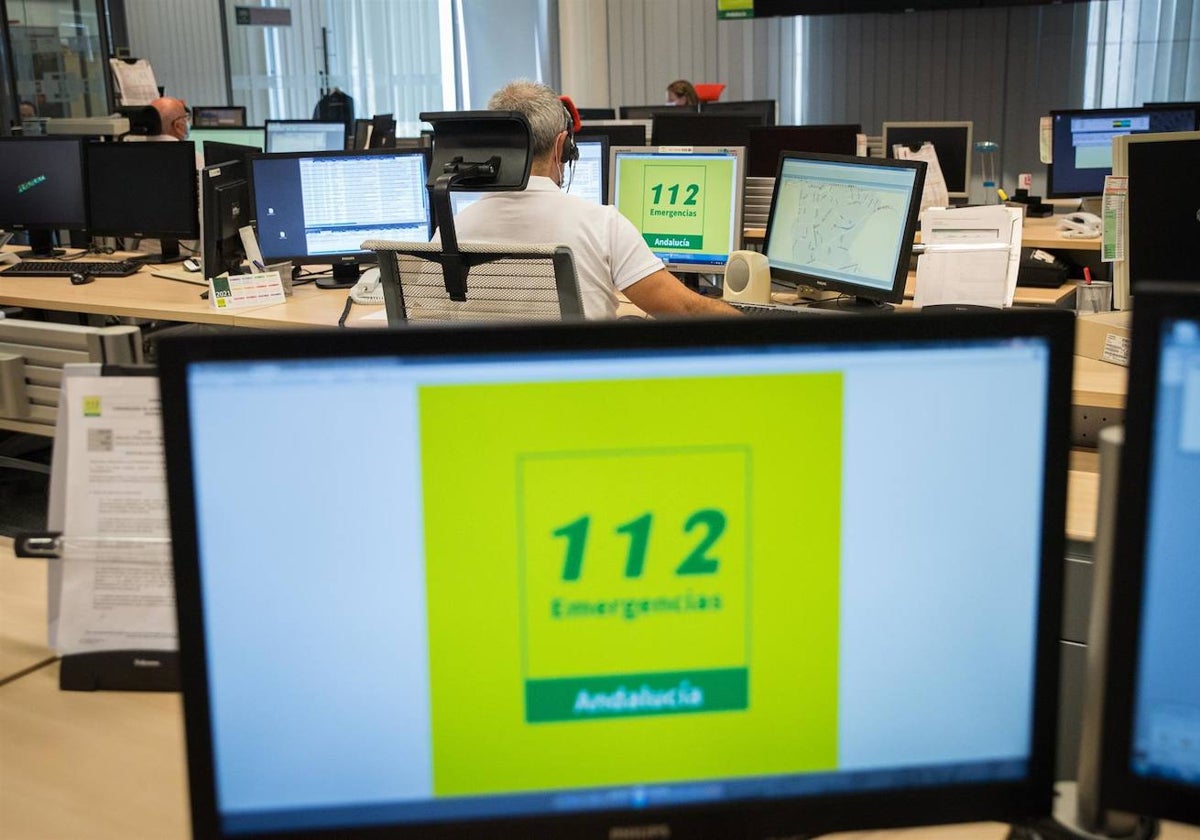 Uno de los técnicos de la central de llamadas del servicio de Emergencias de Andalucía