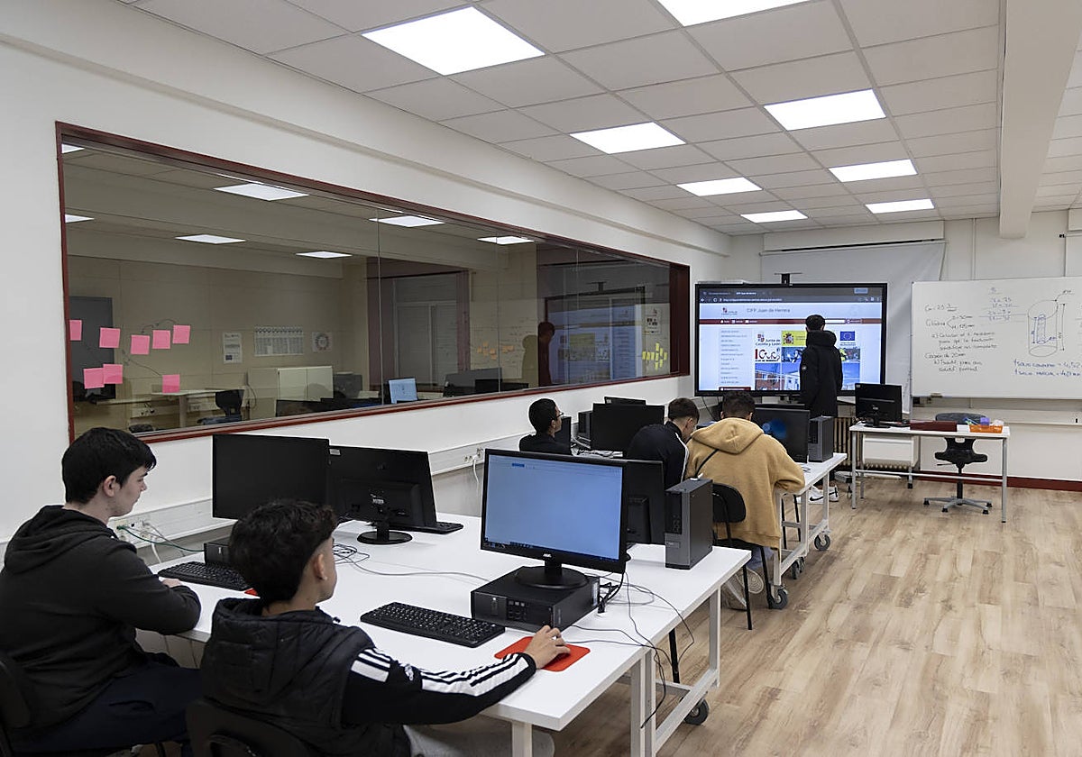 Clase en el CIFP Juan de Herrera de Valladolid