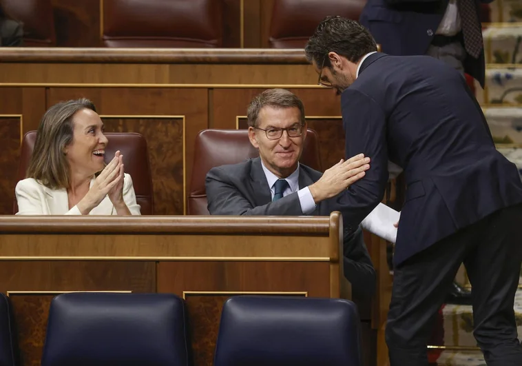 Cuca Gamarra y Alberto Núñez Feijóo felicitan a Borja Sémper por su intervención en la galería