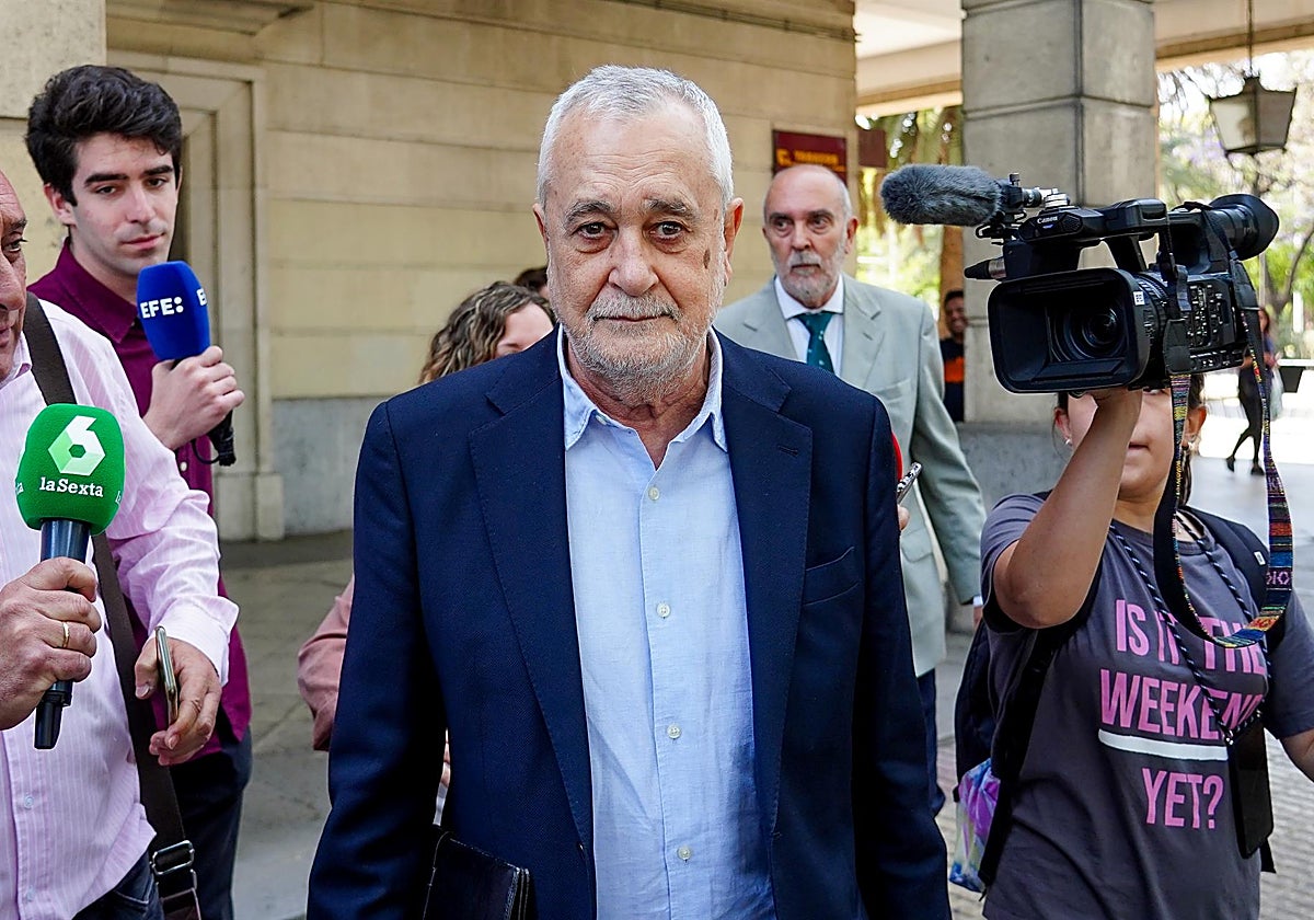 El expresidente de la Junta de Andalucía José Antonio Grinán, saliendo de la Audiencia de Sevilla