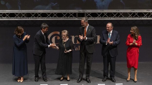 La presidenta de Industrias Alegre, Natalia Olmos, recibe el Premio a la Excelencia en el Modelo de Gestión Empresarial.