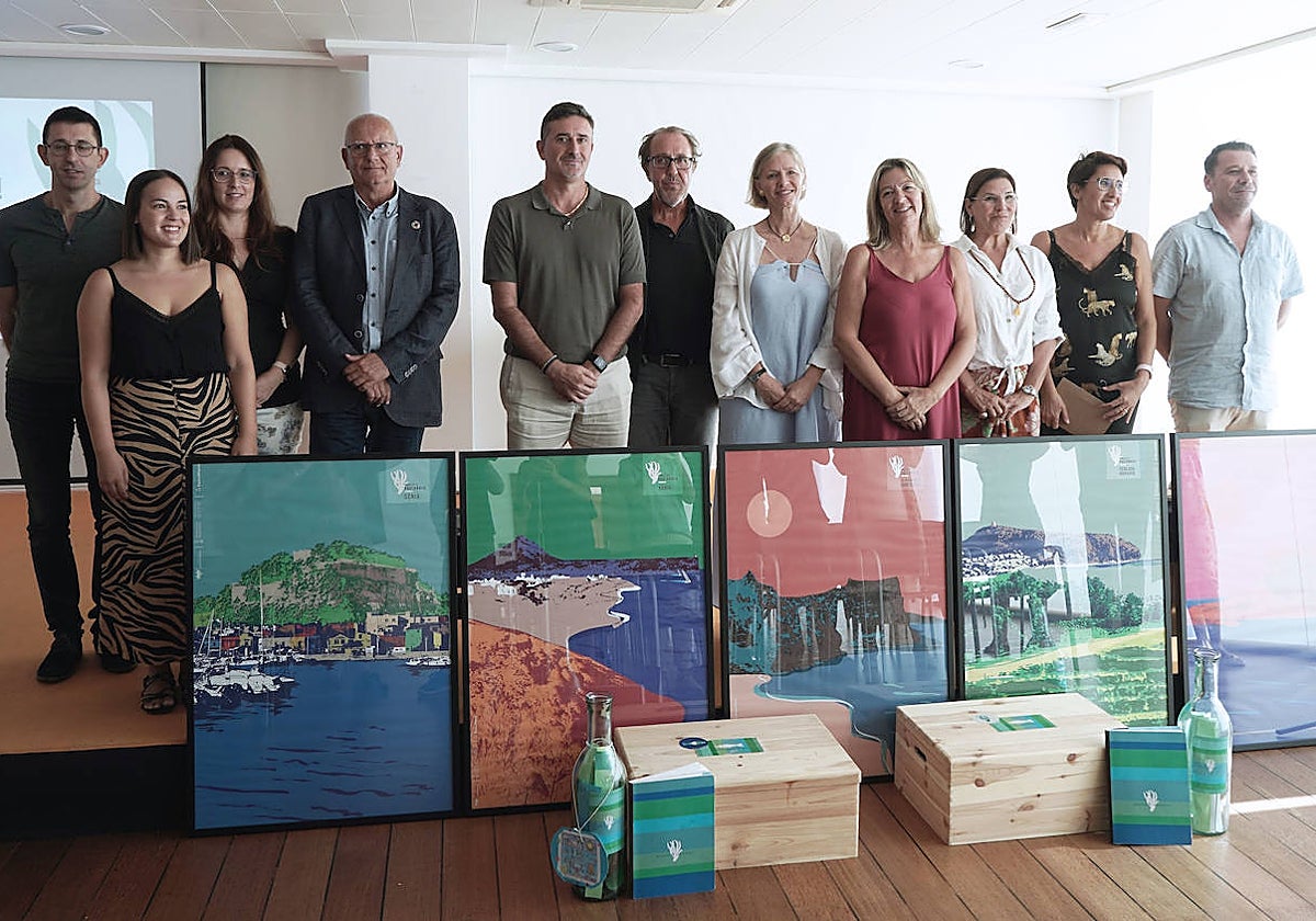 Imagen grupal de Leocadia Gª-Bartual y Francisco Torner con los alcaldes y concejales implicados en el proyecto