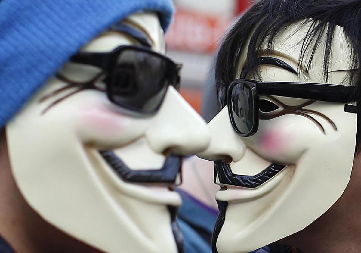 Imagen de archivo de dos personas con la máscara popularizada en la película 'V de Vendetta'