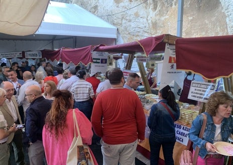Imagen secundaria 1 - La Fiesta del Queso Villa de Zuheros ya es una cita asentada y reúne a visitantes de toda la provincia y buena parte de Andalucía. En la jornada del jueves se ha podido ver mucha animación e interés por las propuestas que han llegado este año