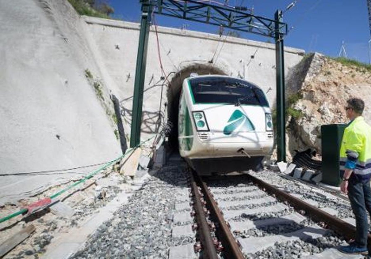 En su recorrido, el tren tiene que pasar por este estrechísimo túnel