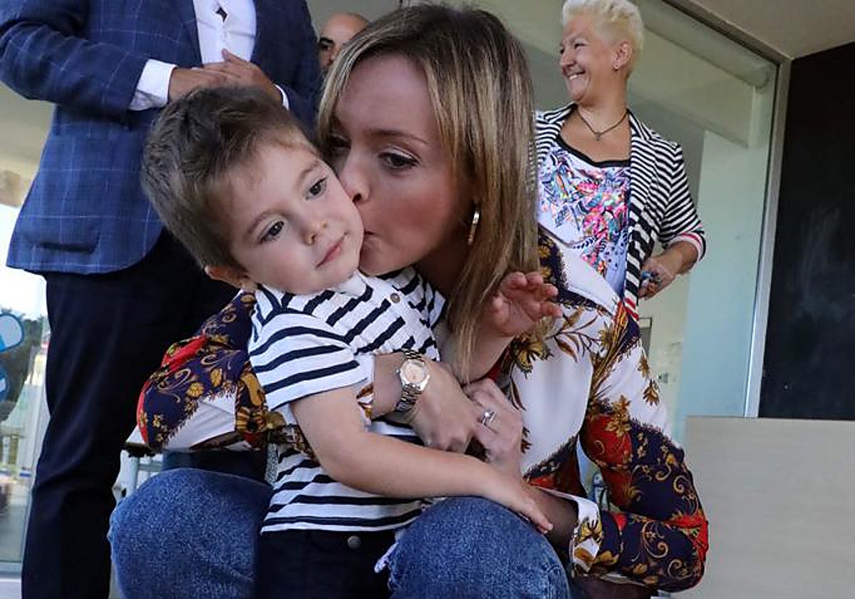 Imagen la conselleira de Política Social y Juventud en una guardería de Ames, gratuitas desde el 2022