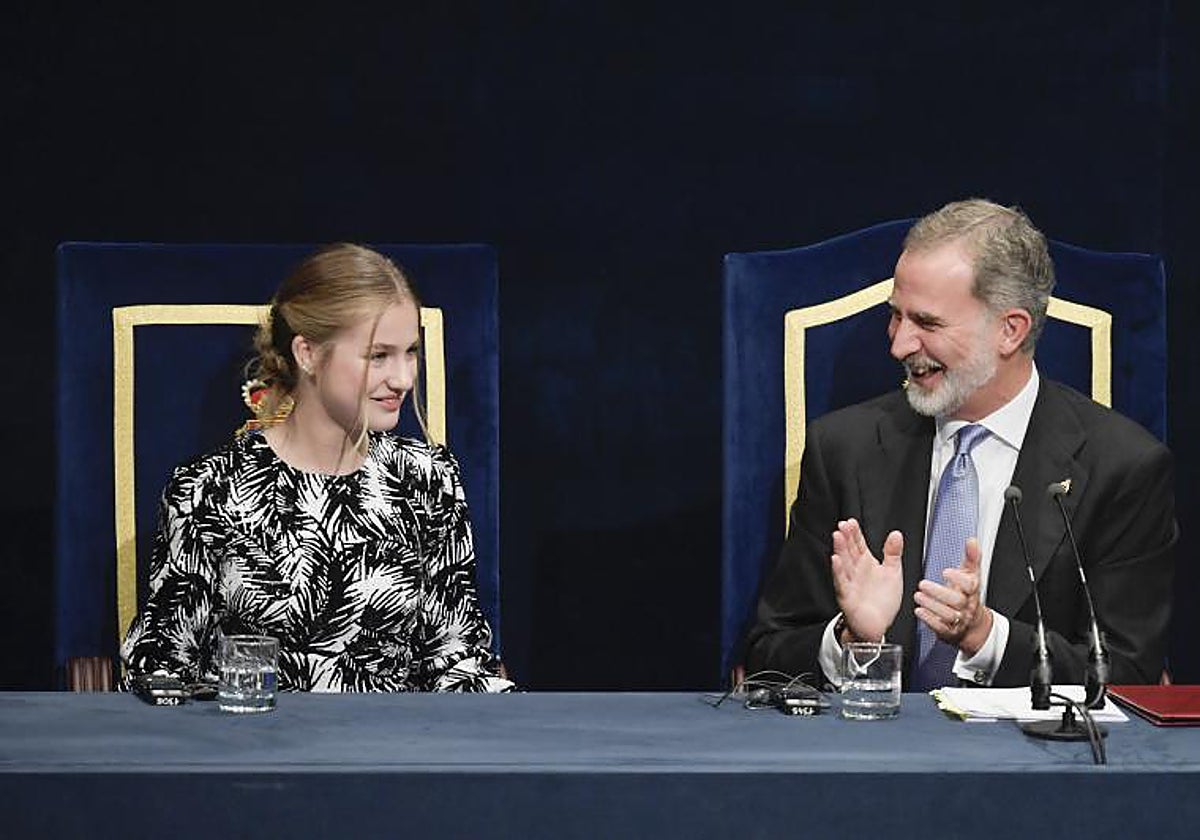 Leonor en la última entrega de los Premios Princesa de Asturias junto al Rey Felipe VI
